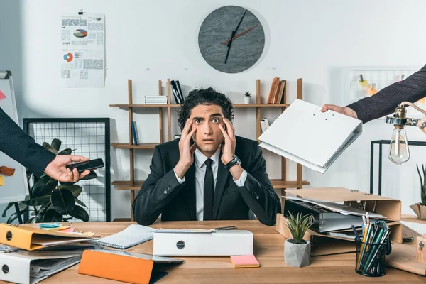 Hombre de negocios falta plazo - foto de stock