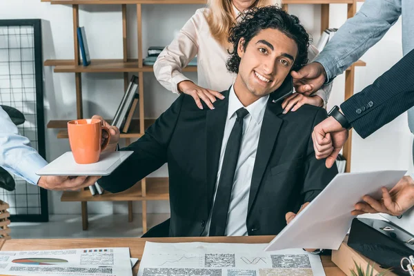 Homme d'affaires occupé travaillant dans le bureau — Photo de stock