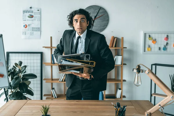 Empresario con carpetas en el lugar de trabajo - foto de stock