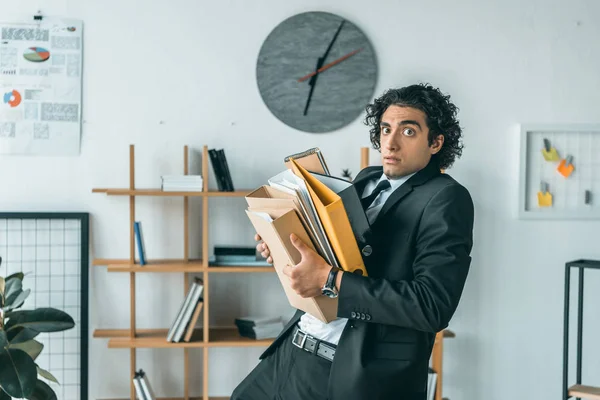 Empresário com pastas no local de trabalho — Fotografia de Stock