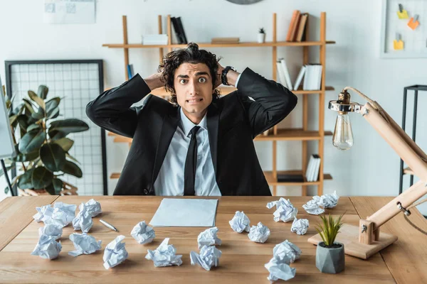 Überlasteter Geschäftsmann am Arbeitsplatz — Stockfoto