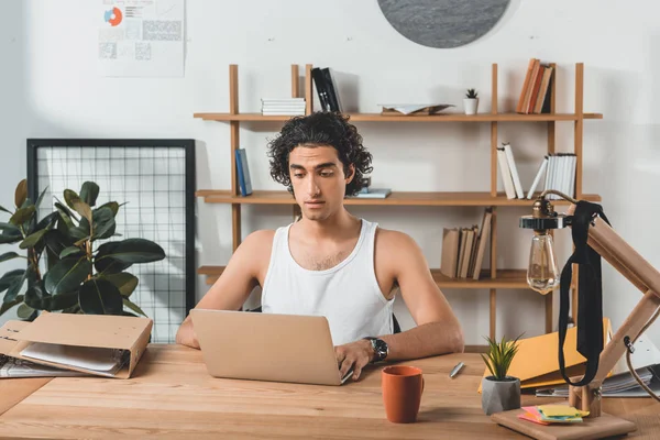 Empresário digitando no laptop no local de trabalho — Fotografia de Stock