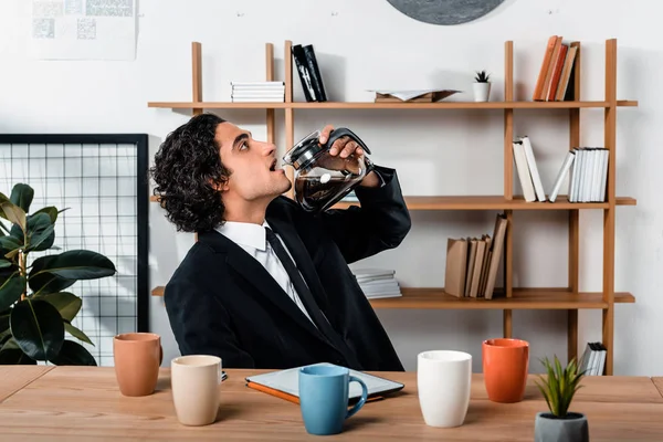 Geschäftsmann trinkt Kaffee aus Kaffeekanne — Stockfoto