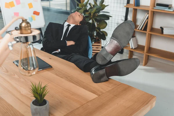 Uomo d'affari che dorme sul posto di lavoro — Foto stock