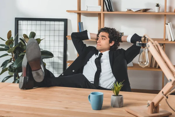 Hombre de negocios descansando en el lugar de trabajo en la oficina - foto de stock