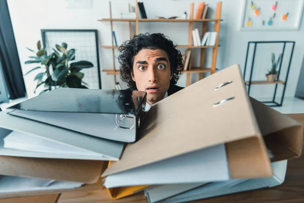 Hombre de negocios que tiene problemas con plazo - foto de stock