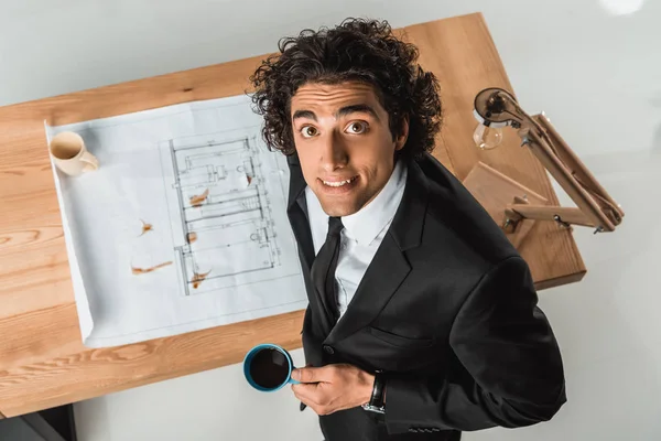 Empresario trabajando con planos - foto de stock