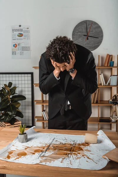 Homem de negócios triste olhando para plantas estragadas — Fotografia de Stock