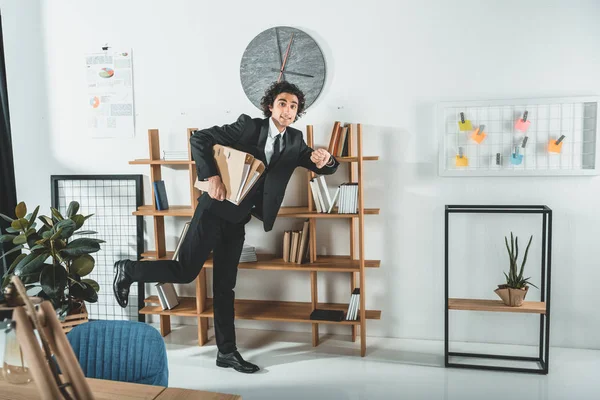 Businessman with folders in hurry — Stock Photo