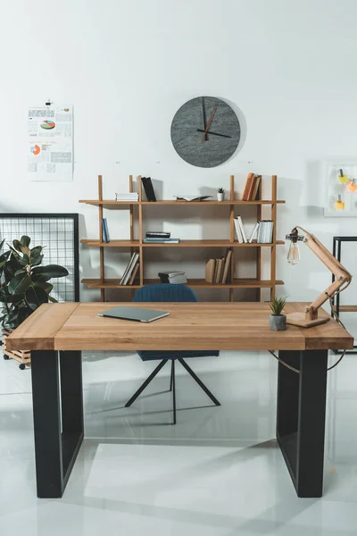 Lugar de trabajo vacío en la oficina - foto de stock