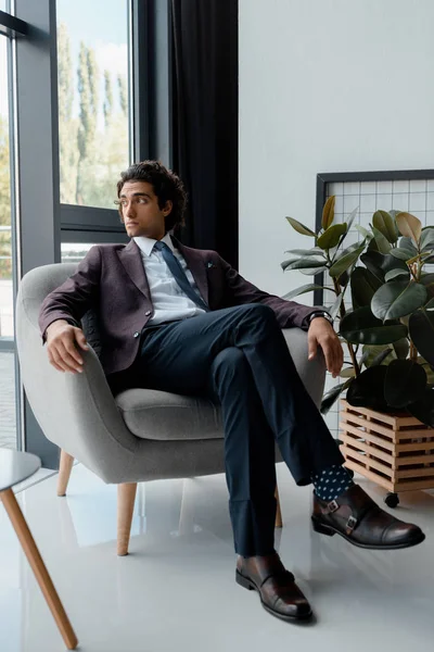 Homme d'affaires reposant dans le fauteuil dans le bureau — Photo de stock