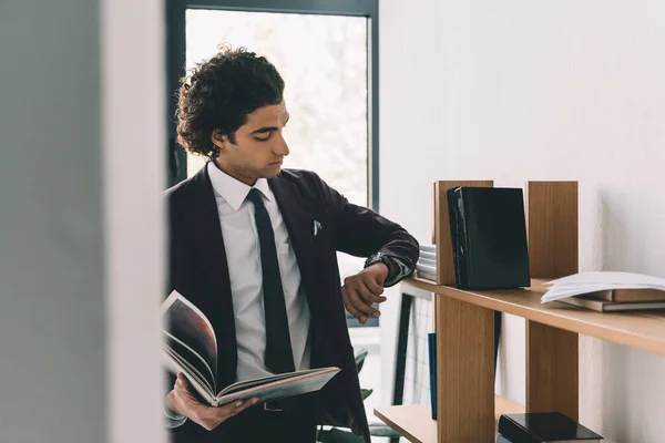 Empresario verificando el tiempo - foto de stock