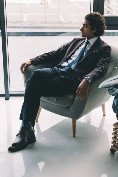 Hombre de negocios descansando en sillón en la oficina - foto de stock