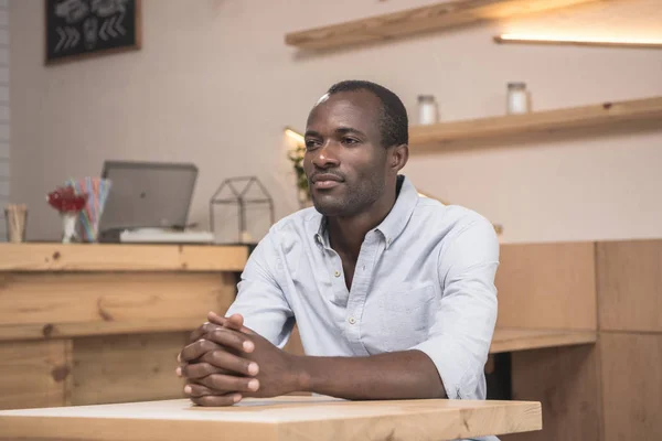 Hombre afroamericano en la cafetería - foto de stock