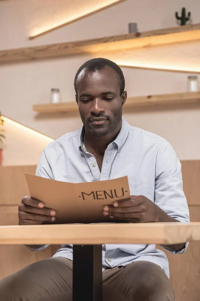 Hombre afroamericano en la cafetería - foto de stock