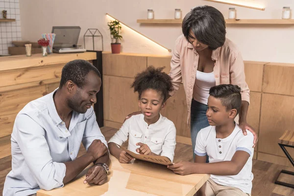 Familia afroamericana en la cafetería - foto de stock