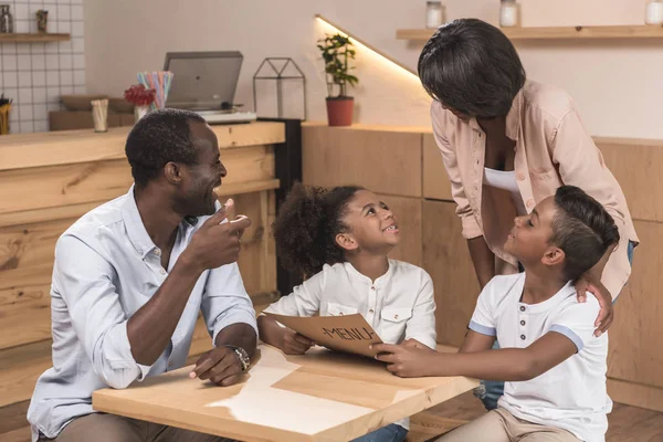 Famille afro-américaine dans un café — Photo de stock