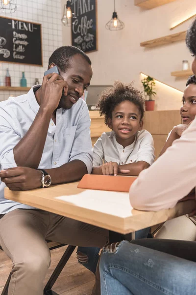 Afrikanisch-amerikanische Familie im Café — Stockfoto