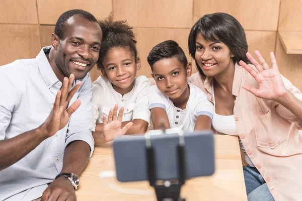 Familia afroamericana en la cafetería - foto de stock