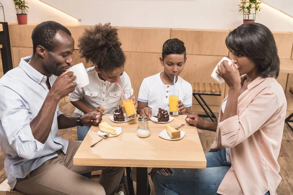 Familia afroamericana en la cafetería - foto de stock