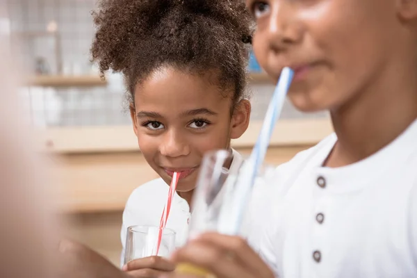 Африкано-американские дети пьют сок — стоковое фото