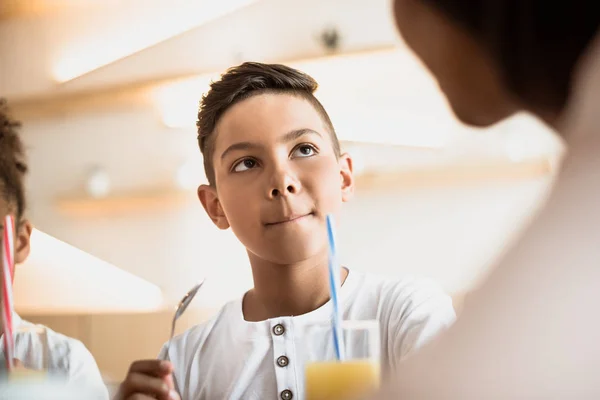 Afro-Junge schaut Mutter an — Stockfoto