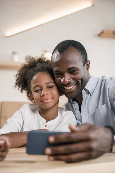 Pai e filha tomando selfie — Fotografia de Stock