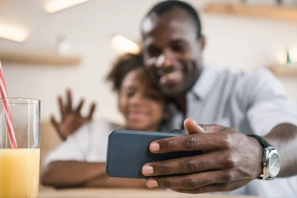 Padre e hija tomando selfie - foto de stock