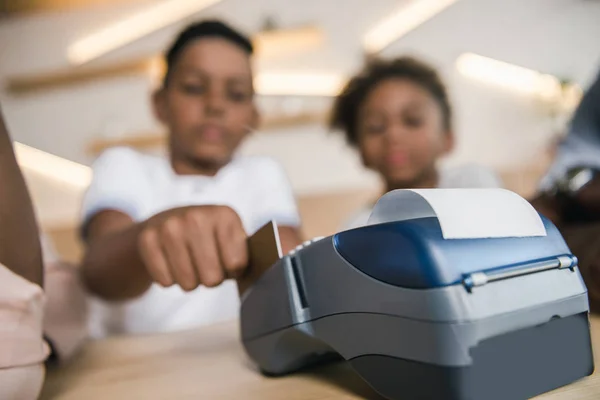 Enfants payant par carte de crédit — Photo de stock