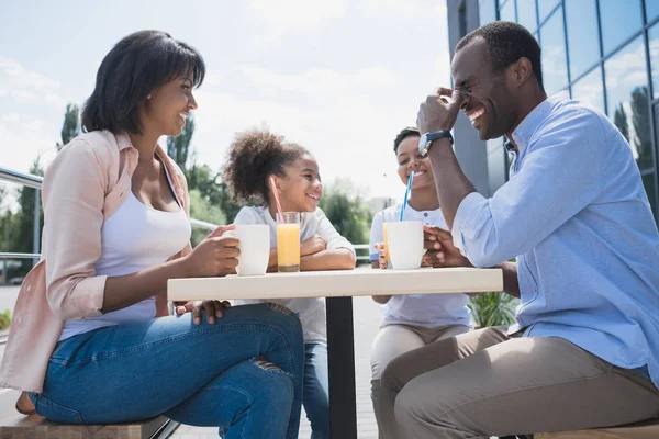 Afrikanisch-amerikanische Familie im Café — Stockfoto