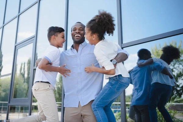 Padre e figli si divertono all'aperto — Foto stock