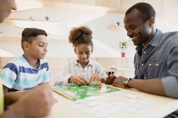 Familia afroamericana en la cafetería - foto de stock