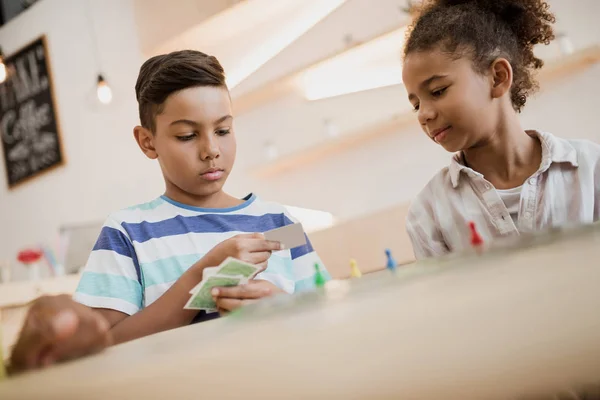 Afro-Kinder spielen Brettspiel — Stockfoto