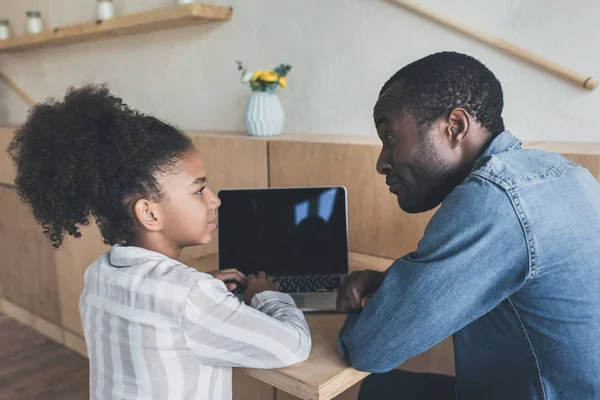 Vater und Tochter mit Laptop — Stockfoto