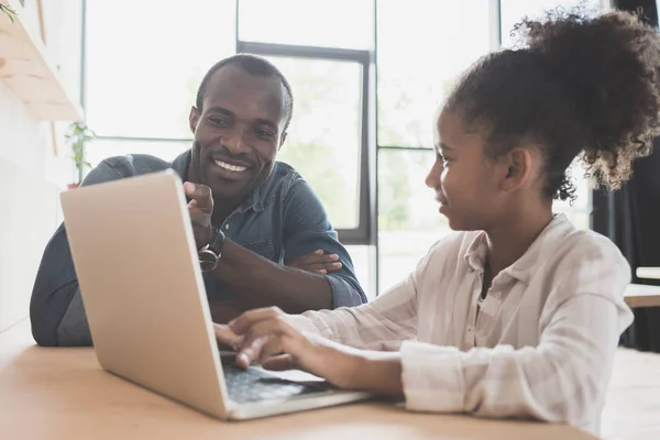 Pai e filha com laptop — Fotografia de Stock