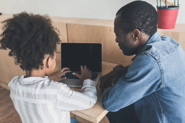 Pai e filha com laptop — Fotografia de Stock