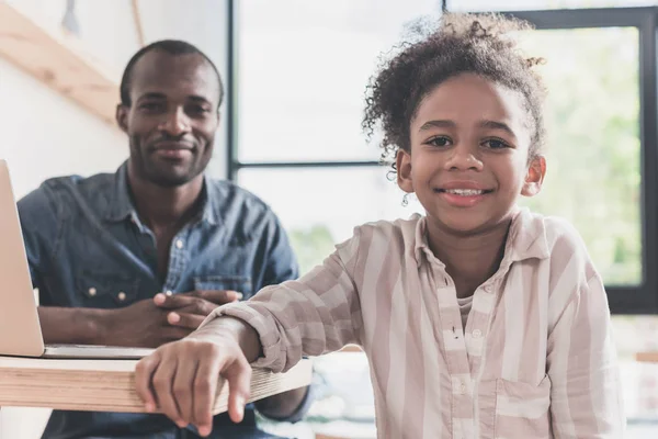 Padre e hija en la cafetería - foto de stock