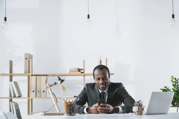 Businessman using smartphone — Stock Photo