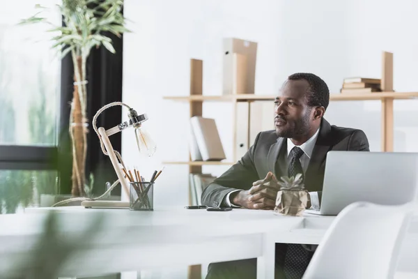 Pensativo hombre de negocios afroamericano — Stock Photo