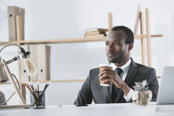 Uomo d'affari con tazza di carta di caffè — Foto stock