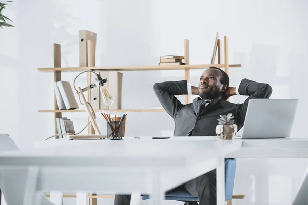 Relaxado jovem empresário afro — Fotografia de Stock