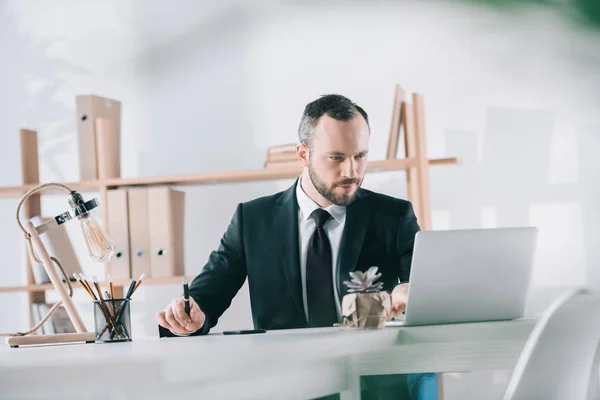 Homme d'affaires regardant l'écran d'ordinateur portable — Photo de stock