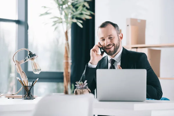 Empresário falando por telefone — Fotografia de Stock