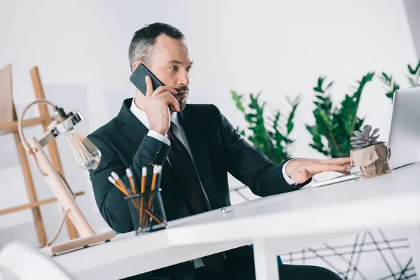 Businessman talking by phone — Stock Photo