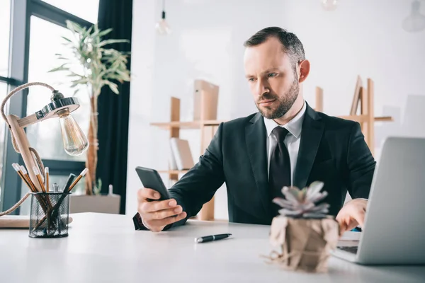 Uomo d'affari utilizzando smartphone — Foto stock