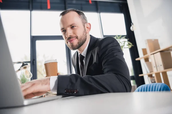 Feliz joven hombre de negocios - foto de stock