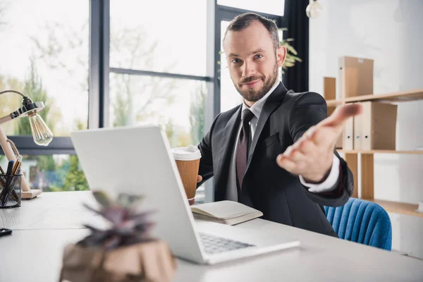 Geschäftsmann arbeitet mit Laptop — Stockfoto