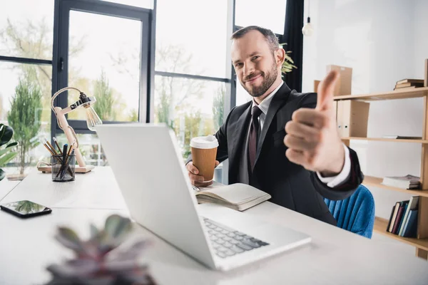 Geschäftsmann zeigt Daumen hoch — Stockfoto