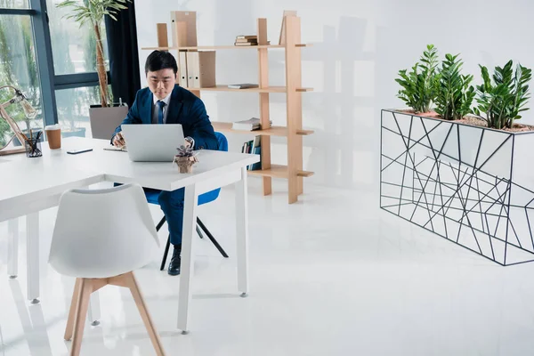 Guapo asiático hombre de negocios - foto de stock