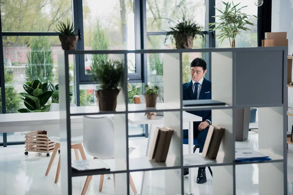 Bonito jovem asiático empresário — Fotografia de Stock